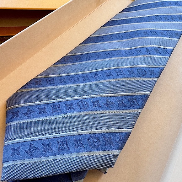 🎁HOLIDAY 25’🎁🔥🆕💯ICONIC LOUIS VUITTON KNIGHT CHARMS STRIPES MONOGRAM TIE🔥 - Picture 3 of 17